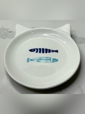 Signature Housewares Ceramic Cat Dish Blue Fish accents 5.25" New